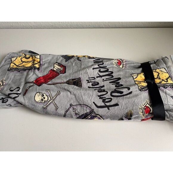 Disney Hocus Pocus Sanderson Sisters Soft Throw Blanket Grey 50x70 Halloween NEW - Picture 9 of 10